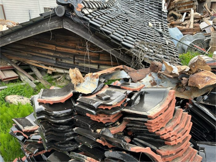 地震による家の倒壊